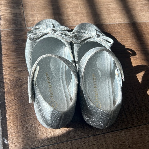 ✨BRAND NEW SILVER SHOES FOR LITTLE GIRL SZ 7✨ - Picture 10 of 11
